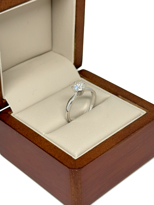 Anillo de Compromiso en Oro Blanco de 14K con Diamante de Laboratorio (.54 ct)
