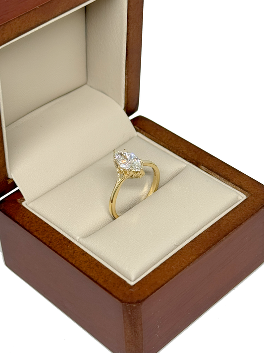 Anillo de Compromiso en Oro Amarillo de 14K con Diamante de Laboratorio Corte Marquíz (1.02 ct) DJL020