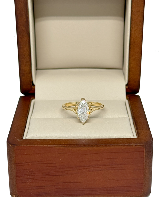 Anillo de Compromiso en Oro Amarillo de 14K con Diamante de Laboratorio Corte Marquíz (1.02 ct) DJL020