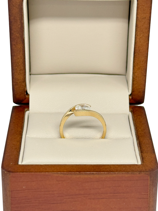 Anillo de Compromiso de 14K con Diamante de Laboratorio Corte Oval (.44 ct) DJL021