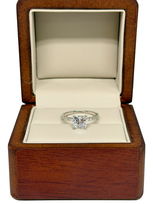 Anillo de Compromiso en Oro Blanco de 14K con Diamante de Laboratorio Corte Cushion (1.50 ct) DJL044