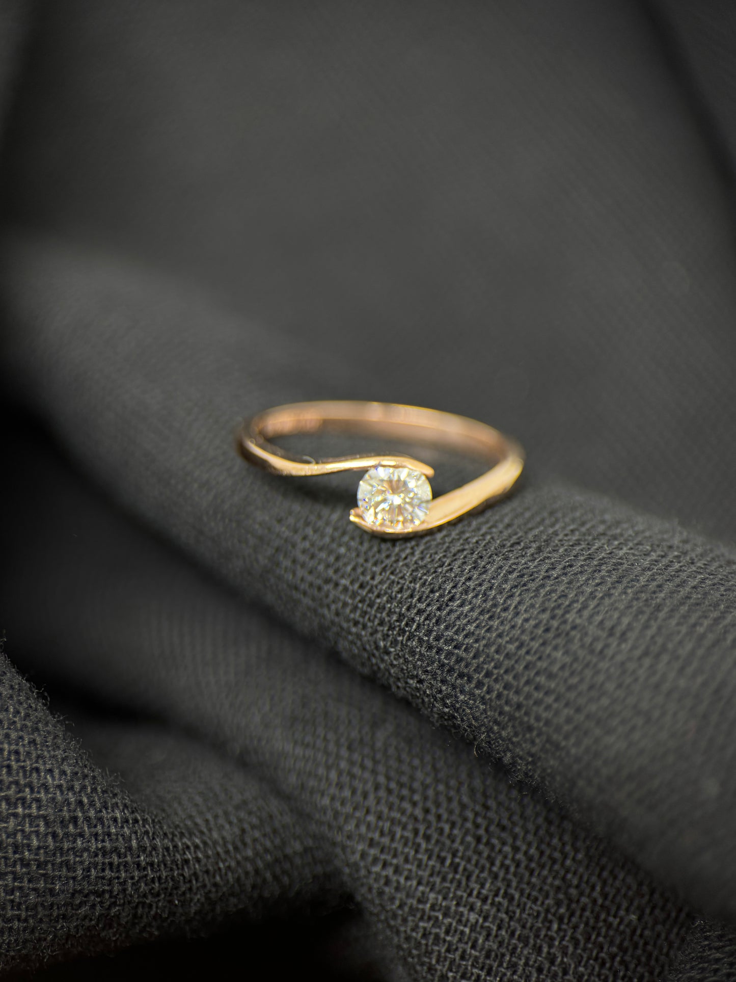 Anillo de Compromiso en Oro Rosa de 14K con Diamante de Laboratorio Corte Brillante (.53 ct) DJL023